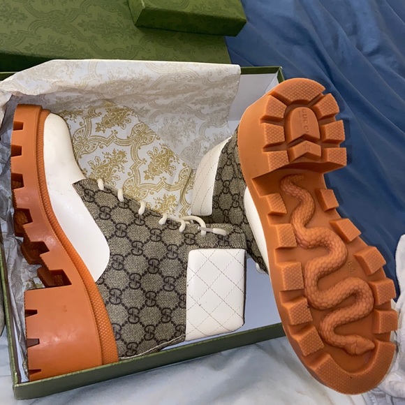 GUCCI BOOTS & MATCHING PURSE SET - Picture 3 of 3